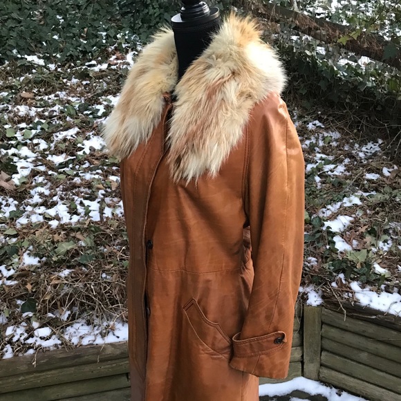 • SOLD •.  Vintage Leather Fox Fur Coat - Picture 4 of 8